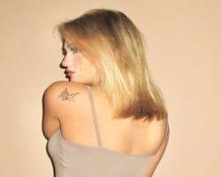 She has inked a beautiful tattoo on her shoulder. Also has tattoos on other body parts like wrist, side rib and more.